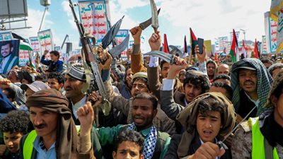 من يخاف الحوثيين؟ آخر وكلاء إيران الصامدين يتحدّون إسرائيل بلا تهاون