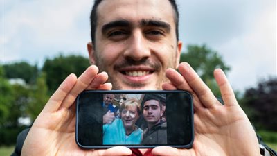 اللاجئ السوري الذي غيّرت صورة سيلفي مع أنجيلا ميركل حياته