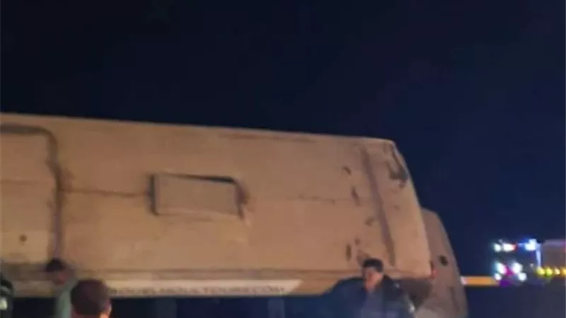 المعاينة الأولية تكشف سبب انقلاب أتوبيس طريق السويس