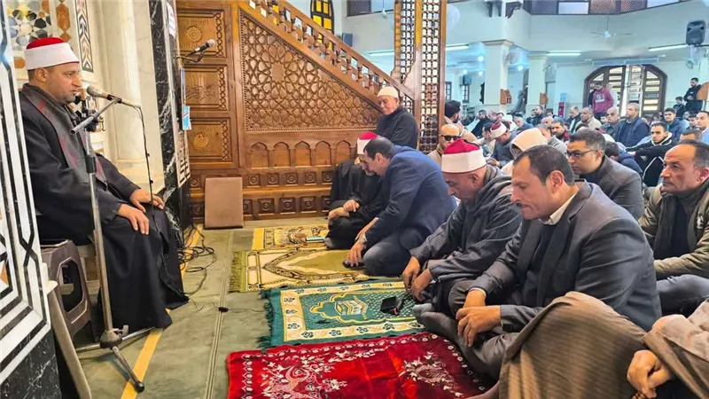 رئيس مدينة كفر الدوار يؤدي صلاة الجمعة بمسجد الفتح