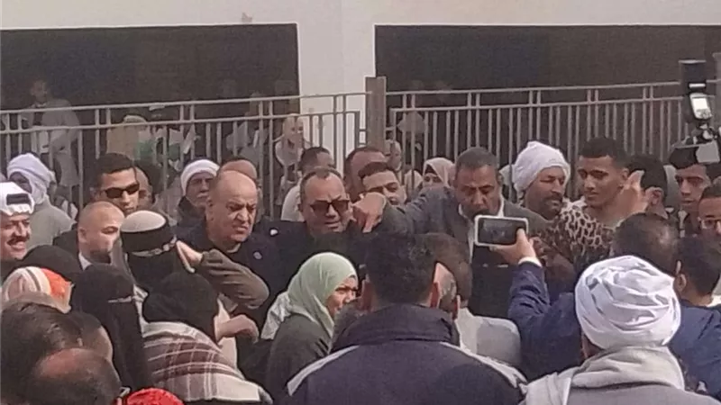 إقبال كبير في طامية بالفيوم على مكاتب الشهر العقاري لتوثيق توكيلات لـ 