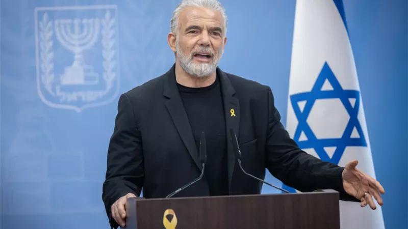 لابيد ينتقد حكومة نتنياهو بعد فرار جندي احتياطي من البرازيل بسبب اتهامات بجرائم حرب