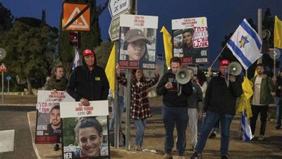 تقرير: الأسرى الإسرائيليون يعانون شتاءً صعبُا في غزة بينما تناشد عائلاتهم وقف إطلاق النار