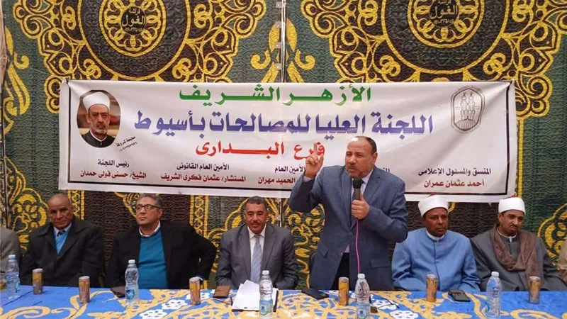 بالصور.. رئيس جامعة الأزهر بأسيوط يشارك في إنهاء صراعا بين عائلتين بالبداري