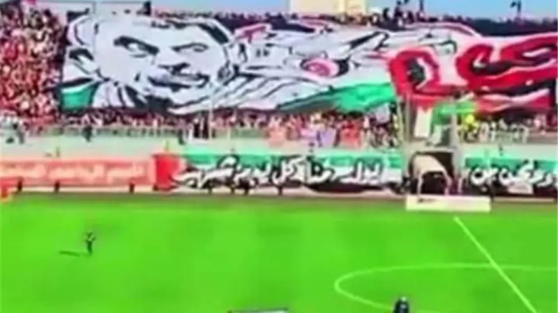 جماهير النجم الساحلي تُكرّم يحيى السنوار بلافتة ضخمة.. رمز المقاومة أم مثير للجدل؟