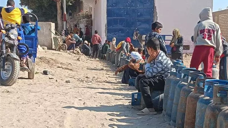 عودة طوابير البوتاجاز أمام مستودعات أسيوط وسط نشاط للسوق السوداء.. صور