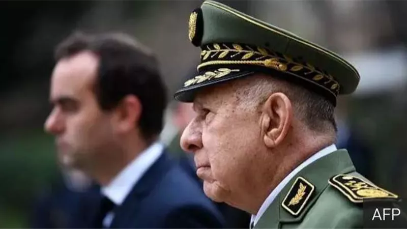 تصعيد جديد بين الجزائر وفرنسا.. الجيش الجزائري يرفض الابتزاز وماكرون ينتقد اعتقال الكاتب صنصال