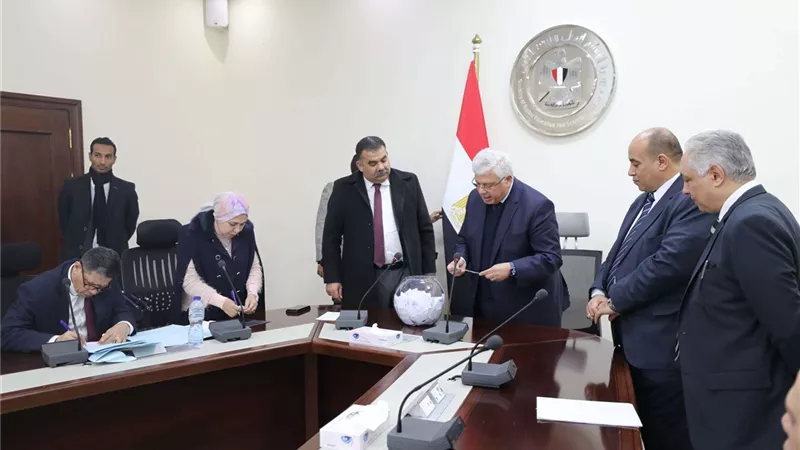 وزير التعليم العالي يعلن أسماء الفائزين بالقرعة العلنية لموسم الحج 2025