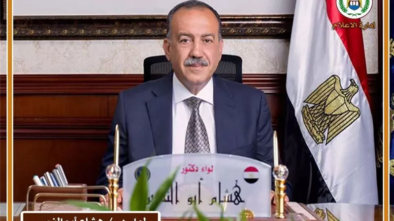 6042 طلبا.. محافظ أسيوط يشيد بفريق عمل منظومة الشكاوى الموحدة
