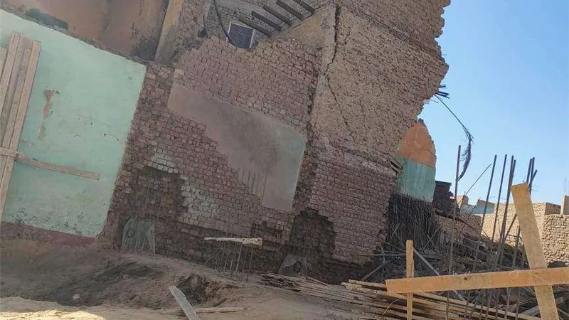 مصرع مسنة في انهيار حائط منزل بأسيوط