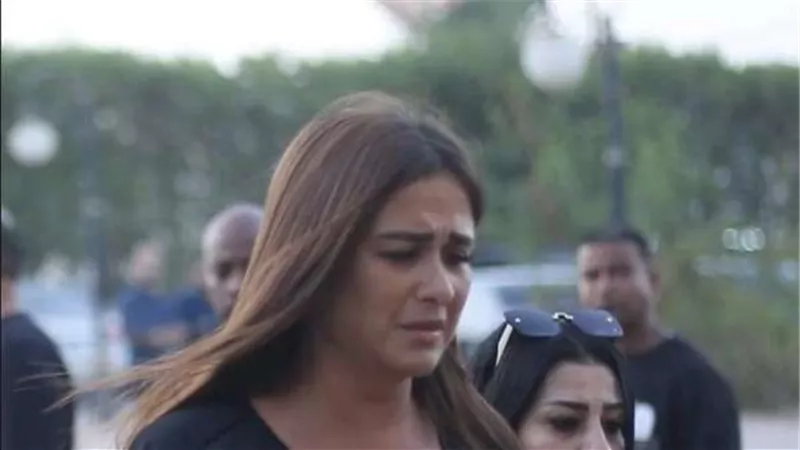 عائلة ياسمين عبد العزيز تقرر إلغاء عزاء والدها والاكتفاء بمراسم الجنازة