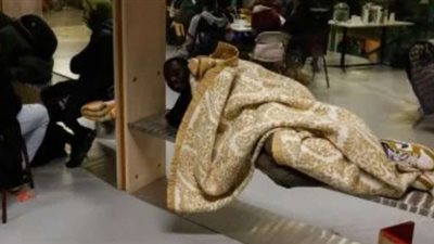 مهاجرون يسيطرون على مسرح فرنسي ويهددونه بالإفلاس التام