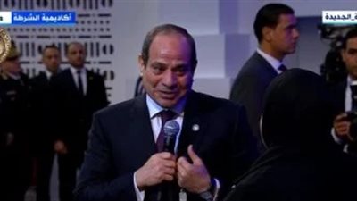 والدة الشهيد عمر القاضي تهدي الرئيس السيسي هدية تذكارية