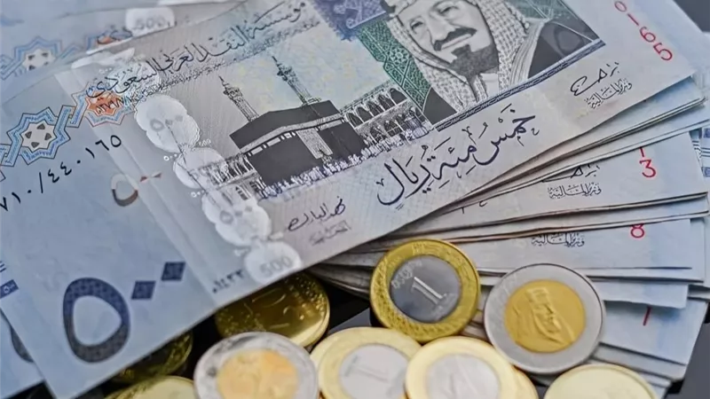 للمقبلين على أداء مناسك العمرة .. أسعار الريال السعودي في البنوك اليوم