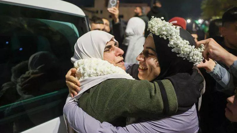 بمشاعر مختلطة..الشعب الفلسطيني يحتفل بإطلاق سراح أسراه
