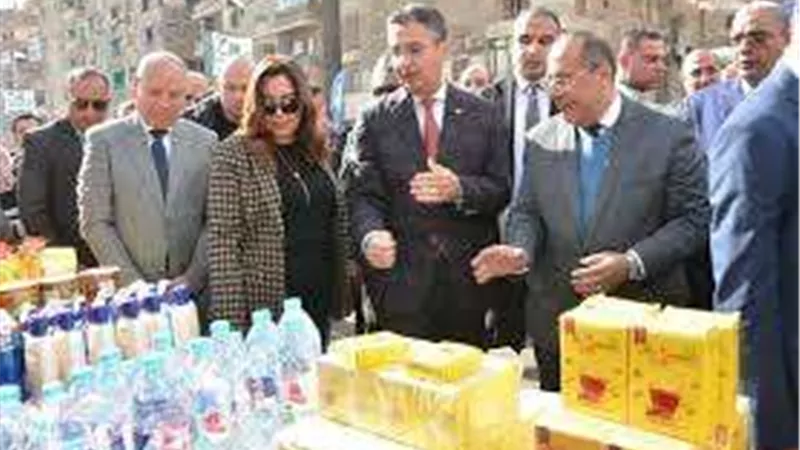 وزير التموين والتنمية المحلية يتفقدان بازار القاهرة لمكافحة الغلاء