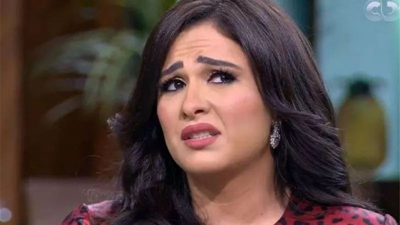 نجوم الفن يشاركون في عزاء والد ياسمين عبد العزيز ويشيّعون جنازته بحضور واسع
