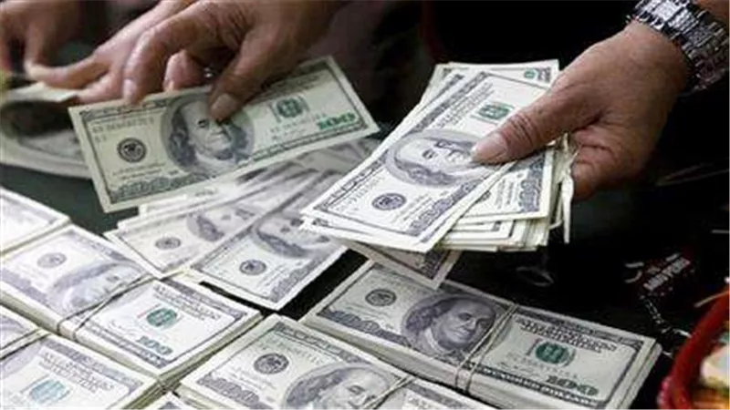 جرائم النقد الأجنبي خارج المصارف تهدد الاقتصاد.. وخبير: عقوبات صارمة تنتظر المخالفين