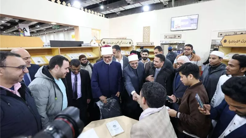 مفتي الجمهورية يتفقد أركان جناح الأزهر بمعرض الكتاب ويشيد بدوره في نشر العلم والمعرفة