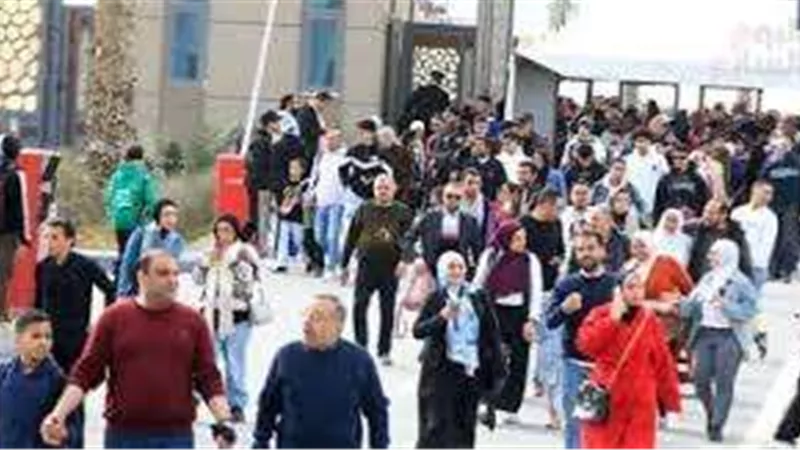 معرض القاهرة الدولي للكتاب يشهد حشودًا ضخمة في اليوم الثاني.. وسط فعاليات ثقافية وفنية متنوعة