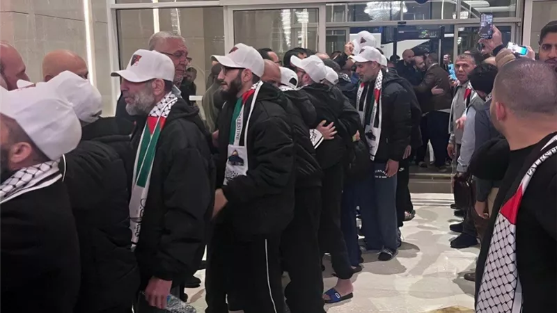 عاجل .. القاهرة تستقبل الأسرى الفلسطينيين المحررين وبيان رسمي من حماس