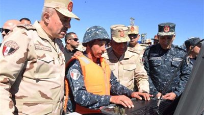 وزير الدفاع يتفقد قاعدة البحر الأحمر البحرية ويشيد بجاهزية القوات المسلحة.