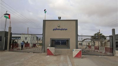 145 شاحنة.. استمرار تدفق المساعدات الإنسانية إلى قطاع غزة من معبري كرم أبو سالم والعوجة