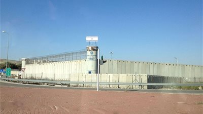 إسرائيل: تأخير الإفراج عن الأسرى الفلسطينيين بناءً على تعليمات سياسية