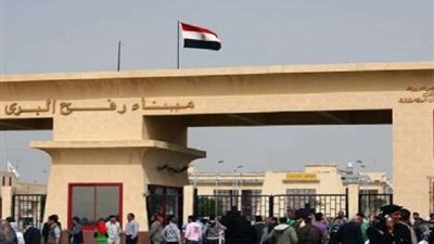 المصريون يؤدون صلاة الجمعة أمام معبر رفح لنصرة القضية الفلسطينية