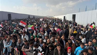 مصر ترفض التهجير القسري.. آلاف المصريين يحتشدون أمام معبر رفح دعماً لفلسطين