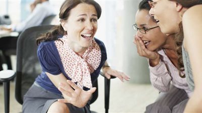 هل النساء أكثر ثرثرة من الرجال؟.. دراسة جديدة تحسم الجدل