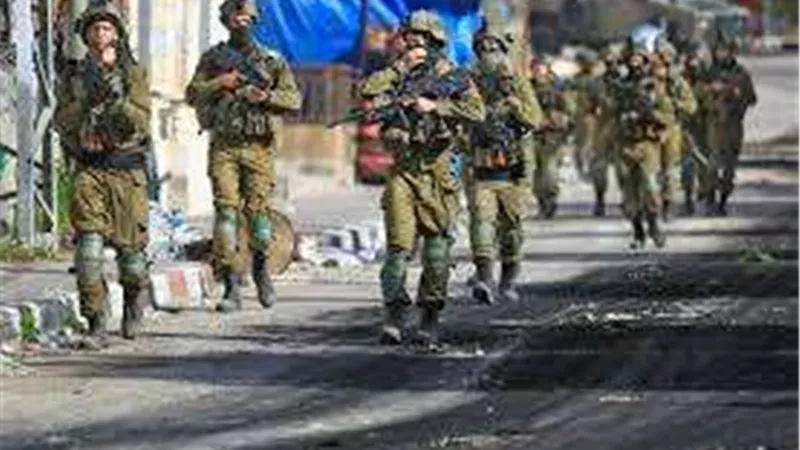 الانتهاكات الإسرائيلية مستمرة: قوات الاحتلال تعتقل 25 فلسطينيًا من الضفة الغربية
