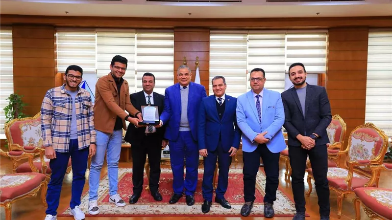 رئيس جامعة كفر الشيخ يكرم الدفعة السابعة من خريجي كلية الطب
