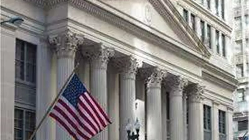 البنك الفيدرالي الأمريكي يثبّت سعر الفائدة ويكشف عن توقعات زيادات إضافية في المستقبل القريب