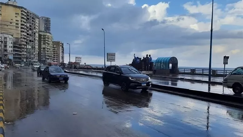الإسكندرية تواجه نوة الكرم .. أمطار غزيرة ورياح باردة تعصف بالمدينة الساحلية