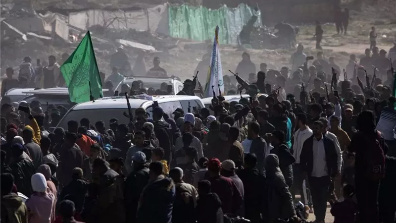 إسرائيل تؤجل الإفراج عن الأسرى الفلسطينيين بعد فوضى تسليم رهائنها في خان يونس