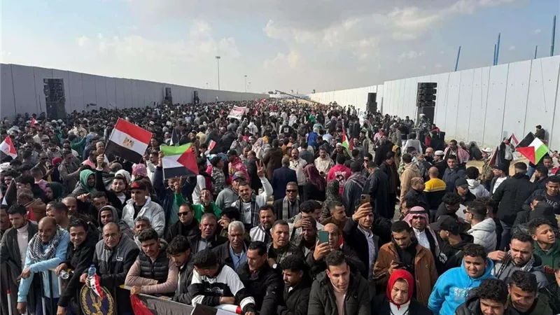 مصر ترفض التهجير القسري.. آلاف المصريين يحتشدون أمام معبر رفح دعماً لفلسطين