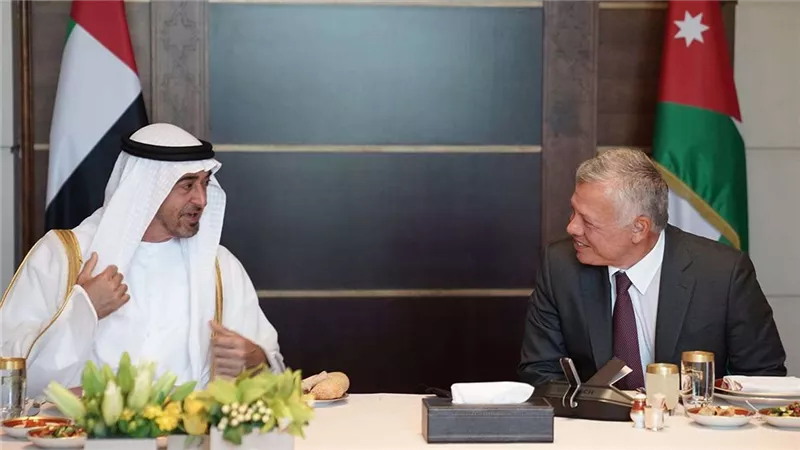 محمد بن زايد وملك الأردن يؤكدان أهمية التعاون العربي للتهدئة في المنطقة