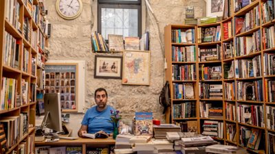 الشرطة الإسرائيلية تصادر كتبًا وتعتقل أصحاب مكتبة تعليمية في القدس