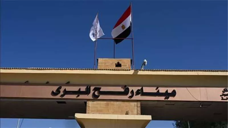 معدات ثقيلة ومنازل متنقلة تنتظر الدخول إلى قطاع غزة عبر معبر رفح