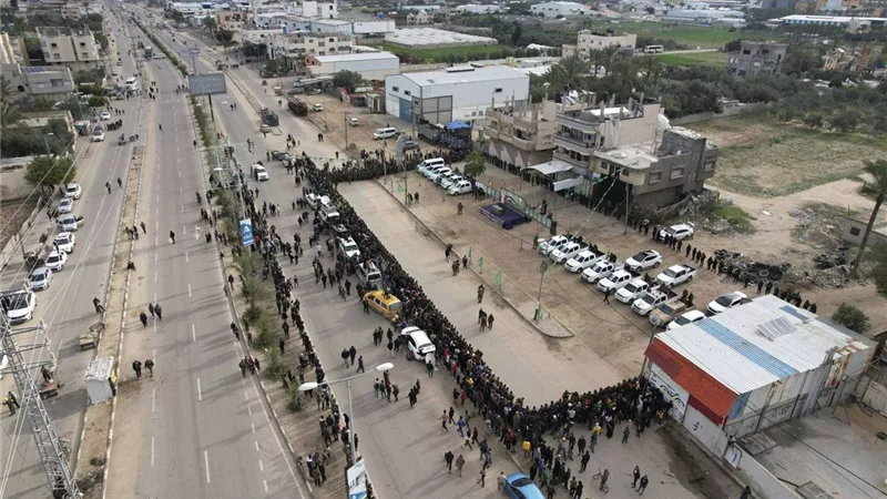 الجيش الإسرائيلي يؤكد وصول ثلاثة محتجزين محرَّرين من غزة إلى إسرائيل