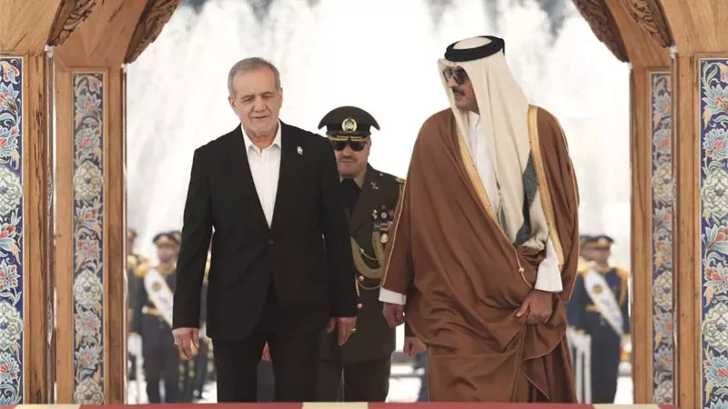 أمير قطر في طهران.. مباحثات سياسية واقتصادية وسط نفي لوساطة مع واشنطن