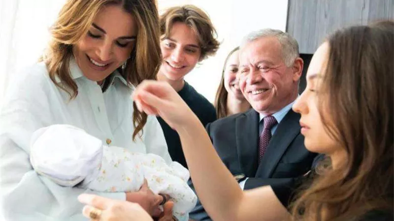 العائلة المالكة الأردنية تستقبل الحفيد الثاني..والسيسي يستقبل ولي العهد