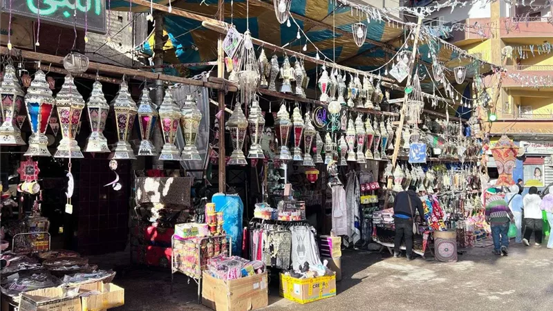 أشكال وألوان.. شوادر فوانيس وزينة رمضان تُزين شوارع أسيوط