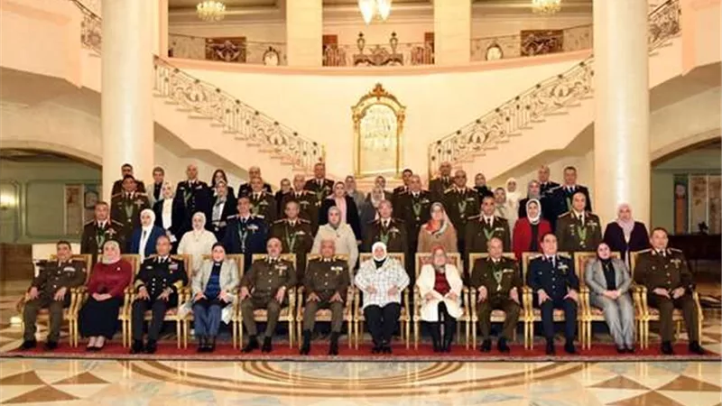 الفريق أول عبدالمجيد صقر يكرم قادة أوفوا العطاء بالقوات المسلحة ويقلدهم وسام الجمهورية من الطبقة الثانية