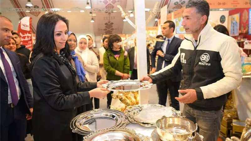 وزيرة التضامن تتفقد معرض 