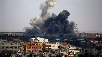 اندلاع حرائق في رفح الفلسطينية نتيجة قصف إسرائيلي مكثف على منازل المدنيين