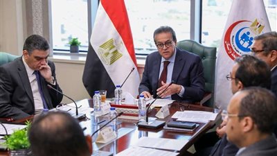 اجتماع حكومي موسع لمناقشة استراتيجية نفاذ المستحضرات الطبية للأسواق العالمية