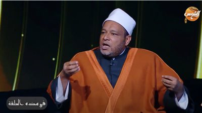 فيديو لراقصة يضع شيخ أزهري في موقف محرج.. شاهد