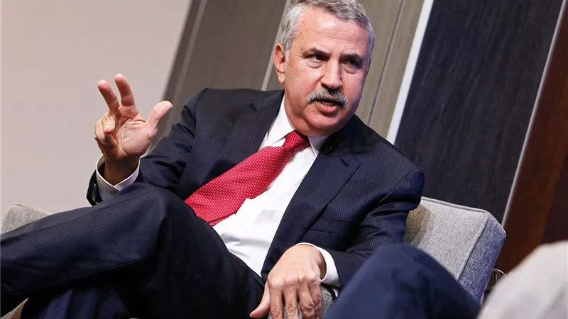 فريدمان: العالم يترقب قمة القاهرة لوقف مقترح ترامب المجنون بشأن تهجير سكان غزة
